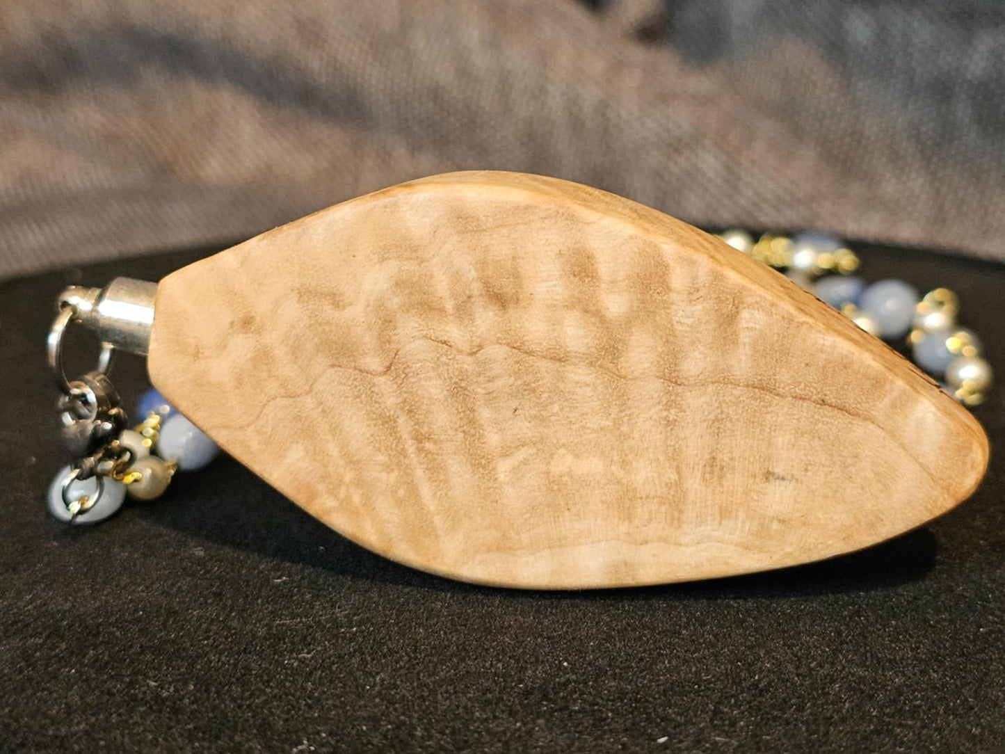 COD:TGP0002 – Collana lunga porta-essenze in legno di ulivo, agate e acciaio/ottone
