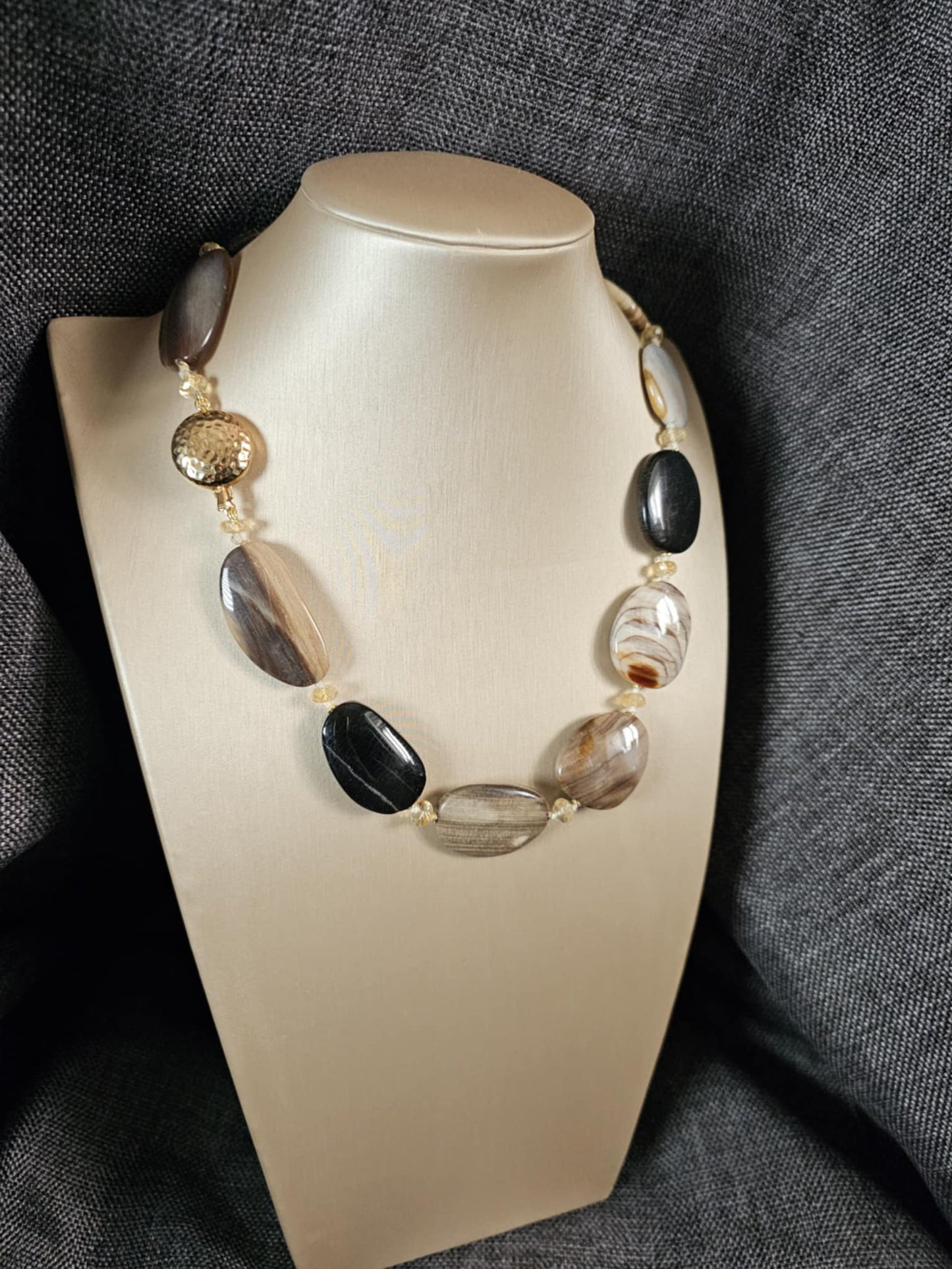 COD:TG0011 – Collana in legno fossile agatizzato, quarzo citrino e argento 925 dorato