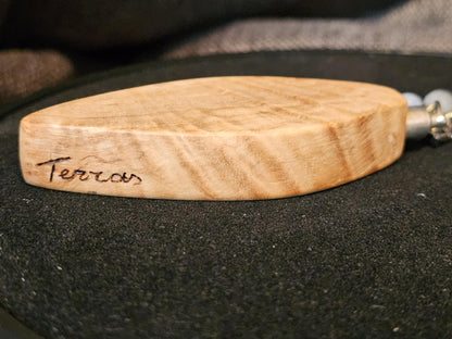 COD:TGP0002 – Collana lunga porta-essenze in legno di ulivo, agate e acciaio/ottone