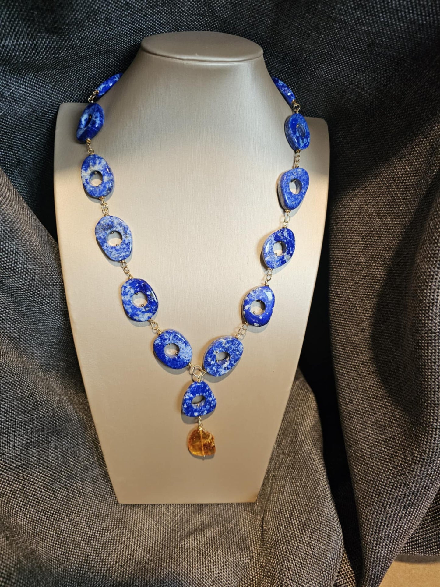 COD: TG0003- Collana – Lapislazzuli, Ambra e Acciaio Dorato