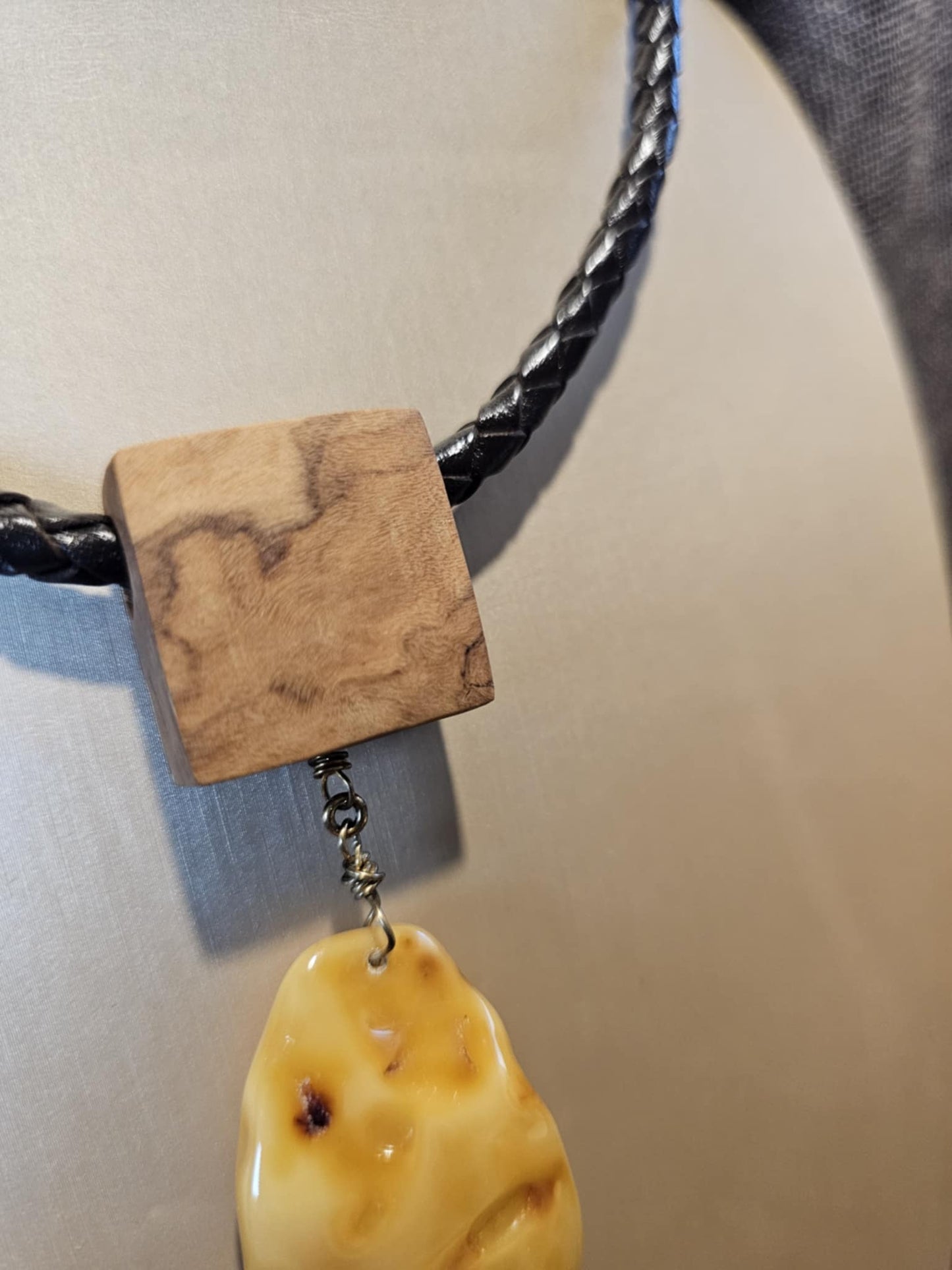 COD: TGU0002- Collana – Legno di Ulivo, Ambra, Cuoio e Argento 925