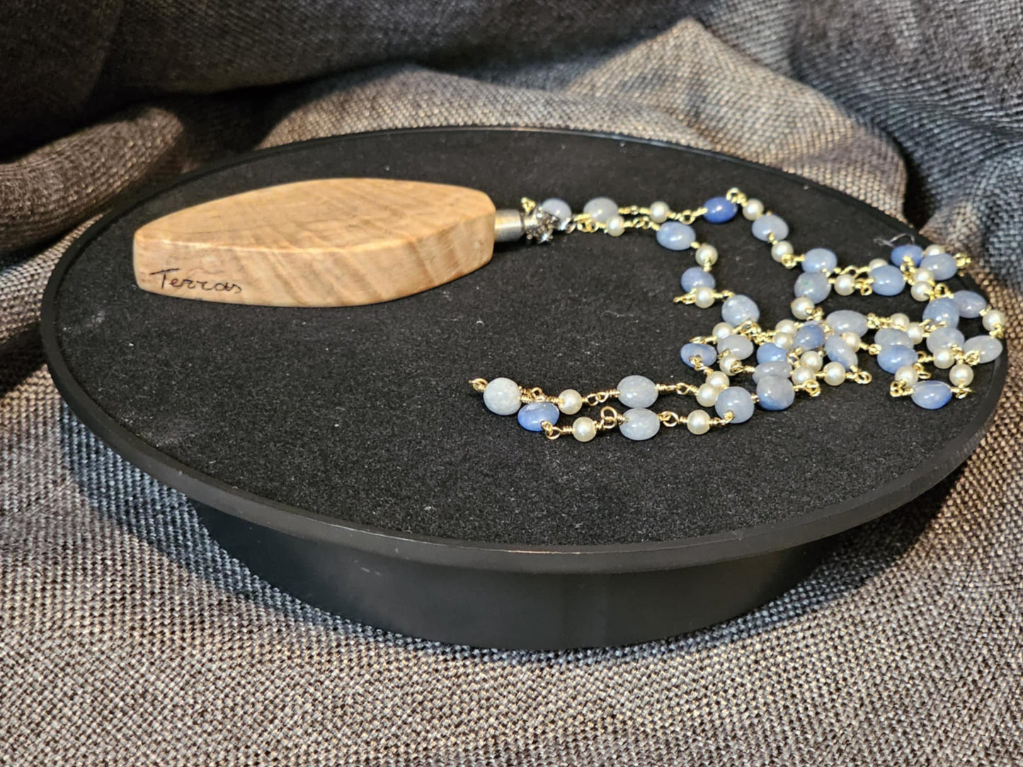 COD:TGP0002 – Collana lunga porta-essenze in legno di ulivo, agate e acciaio/ottone