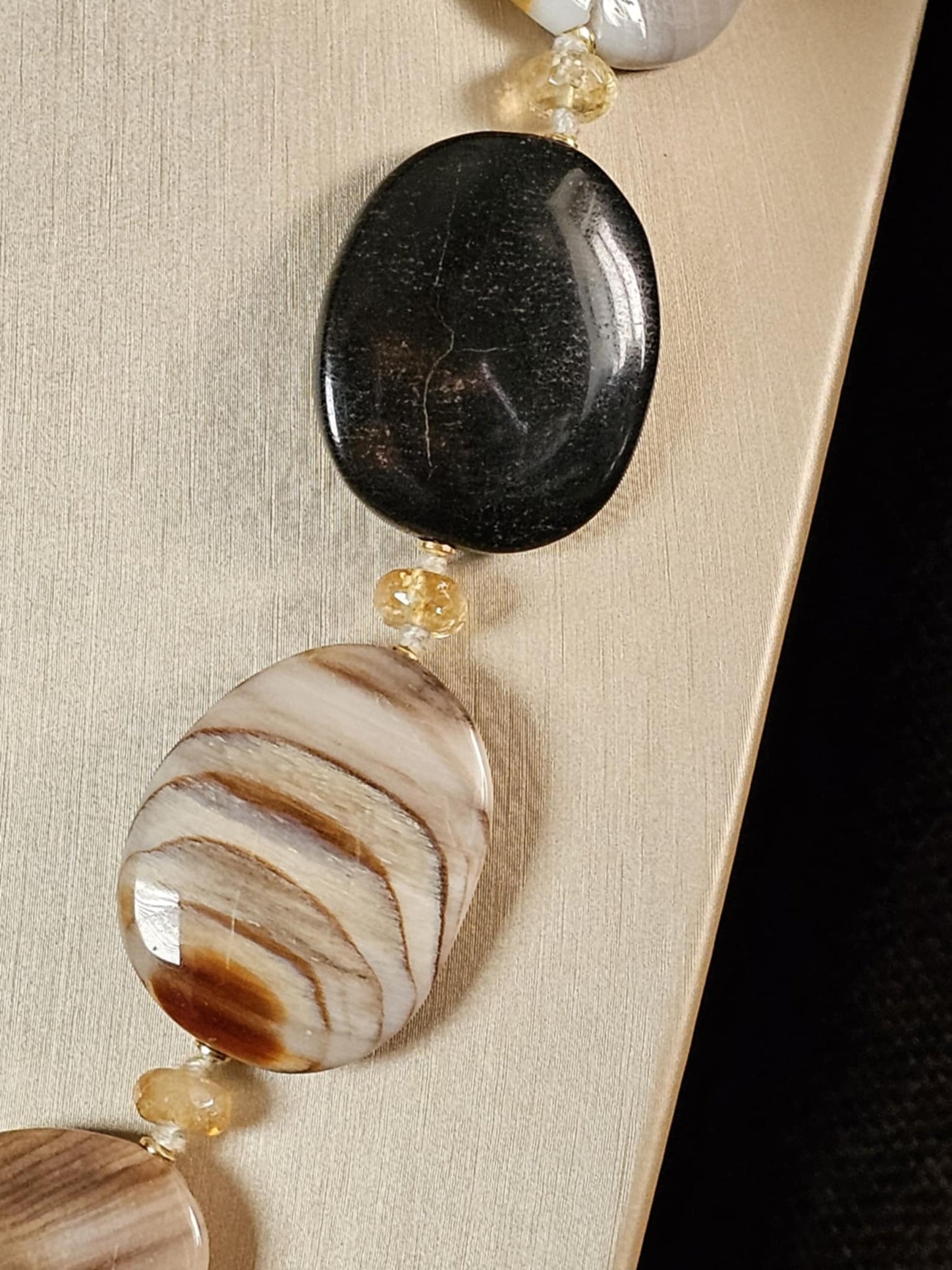 COD:TG0011 – Collana in legno fossile agatizzato, quarzo citrino e argento 925 dorato