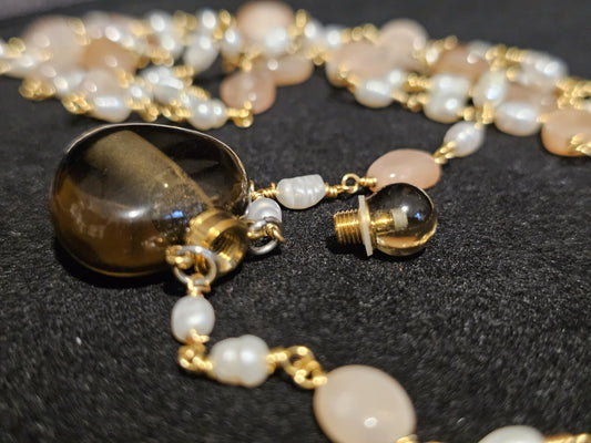 COD:TGP0003 – Collana lunga porta-essenze in quarzo fumé, pietra del sole, perle e ottone