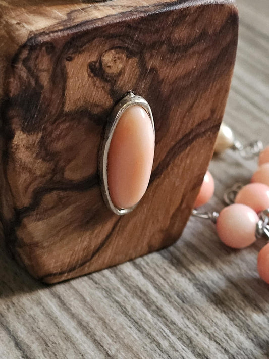 COD:TGP0006 – Collana lunga porta-essenze in legno di ulivo, corallo rosa, perle e argento 925/acciaio