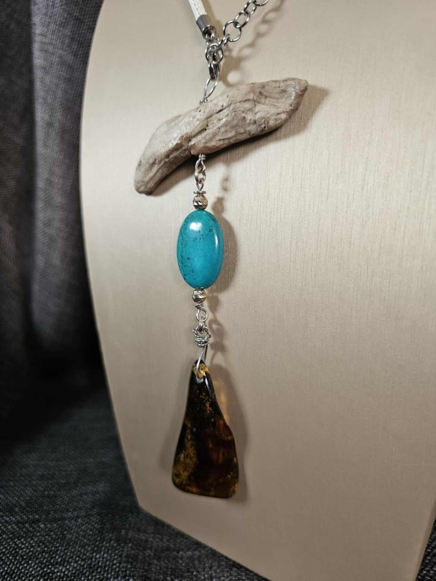 COD:TG0010 – Collana in ambra, turchese, legno di mare e argento 925