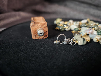 COD:TGP0004 – Collana lunga porta-essenze in legno di ulivo, agata e acciaio/ottone