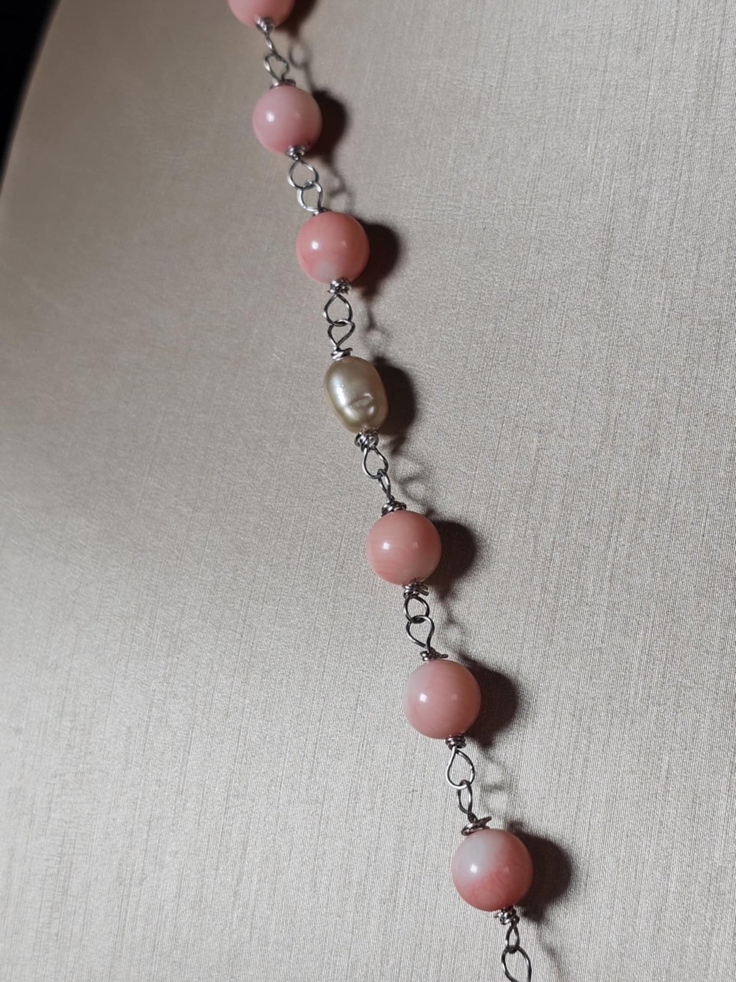 COD:TGP0006 – Collana lunga porta-essenze in legno di ulivo, corallo rosa, perle e argento 925/acciaio