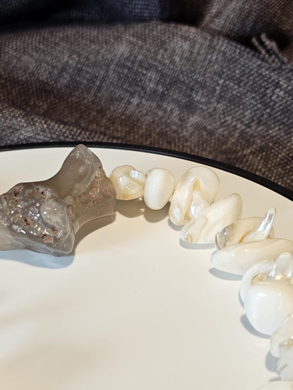 COD: TG0001- Collana – Conchiglia, Perle, Agata Grigia e Acciaio