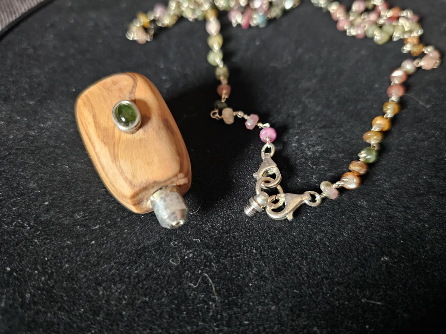 COD:TGP0005 – Collana lunga porta-essenze in legno di ulivo, tormaline e argento 925/ottone