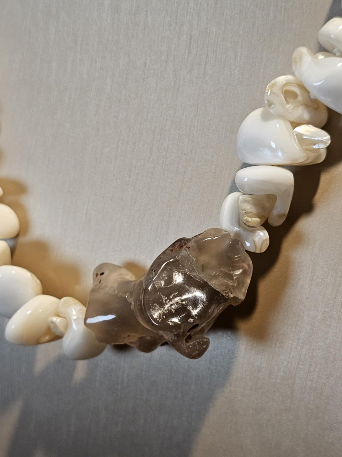 COD: TG0001- Collana – Conchiglia, Perle, Agata Grigia e Acciaio