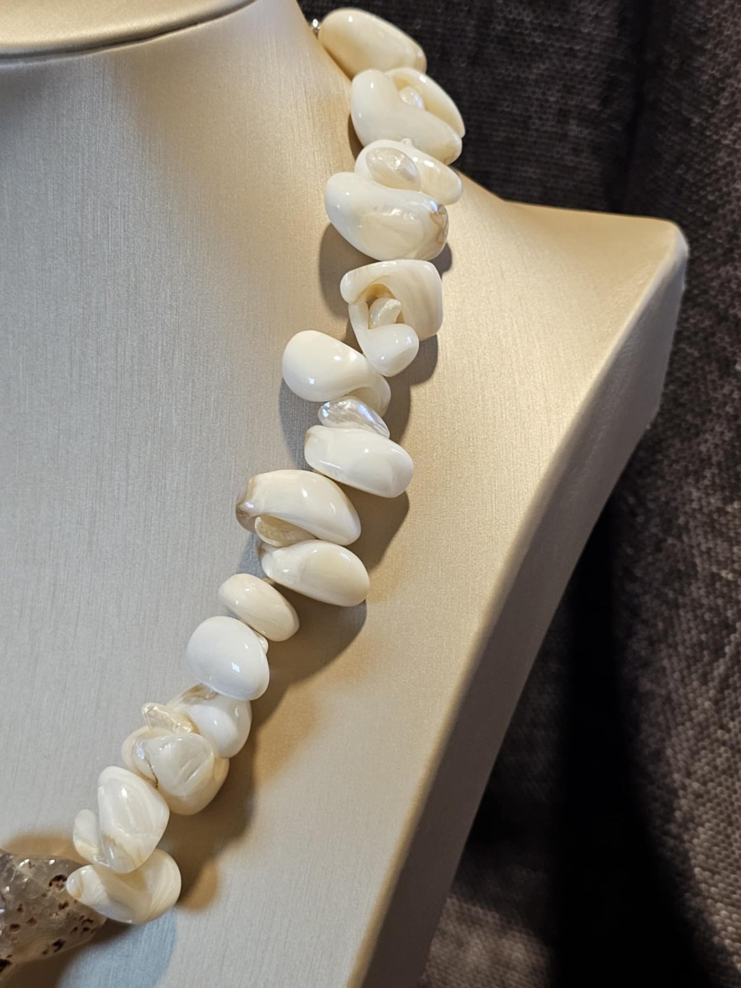 COD: TG0001- Collana – Conchiglia, Perle, Agata Grigia e Acciaio