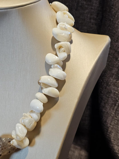 COD: TG0001- Collana – Conchiglia, Perle, Agata Grigia e Acciaio