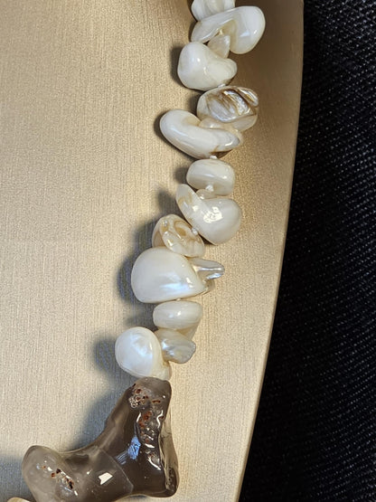 COD: TG0001- Collana – Conchiglia, Perle, Agata Grigia e Acciaio