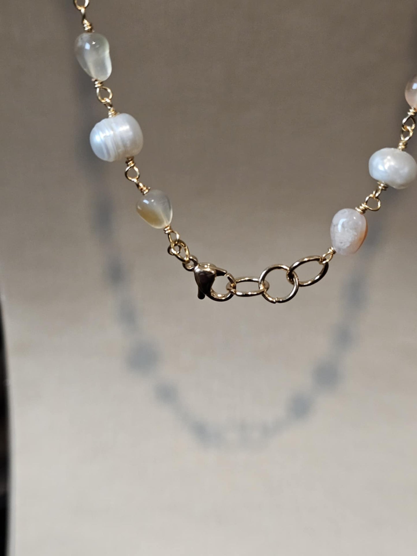 COD:TGP0001 – Collana lunga porta-essenze in agata, perle, pietra paesina e acciaio/ottone