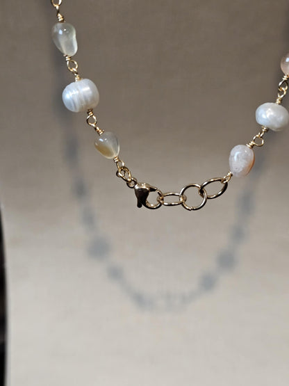 COD:TGP0001 – Collana lunga porta-essenze in agata, perle, pietra paesina e acciaio/ottone