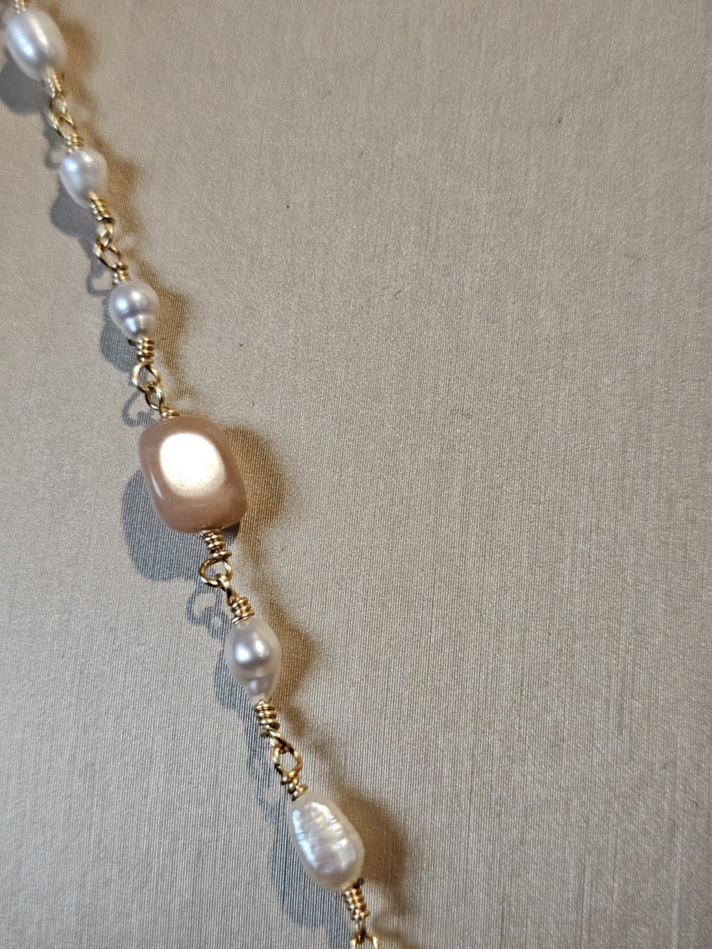 COD:TGP0003 – Collana lunga porta-essenze in quarzo fumé, pietra del sole, perle e ottone