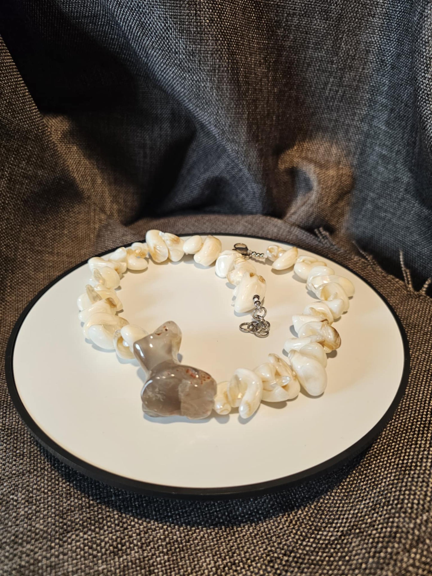 COD: TG0001- Collana – Conchiglia, Perle, Agata Grigia e Acciaio