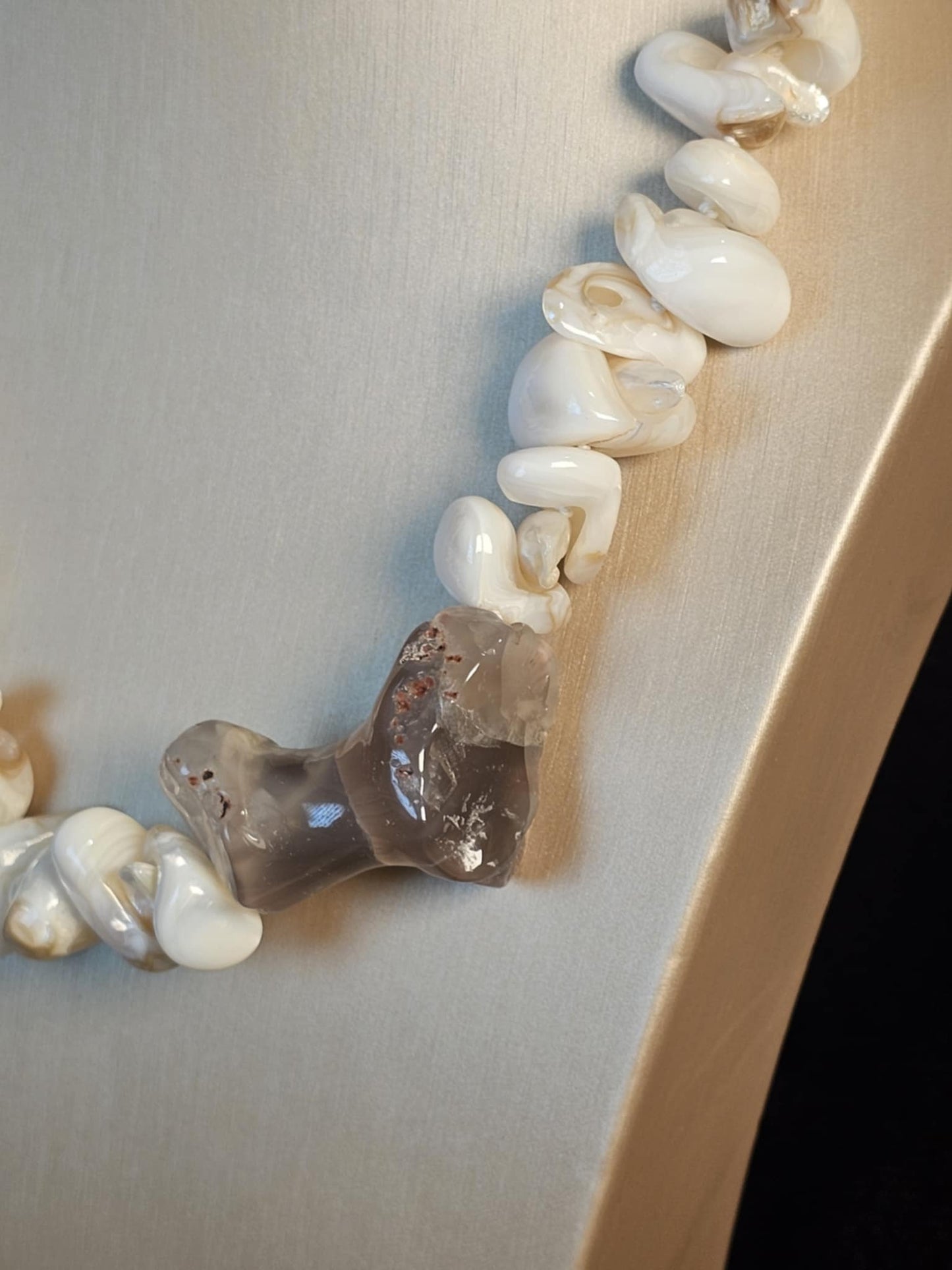 COD: TG0001- Collana – Conchiglia, Perle, Agata Grigia e Acciaio