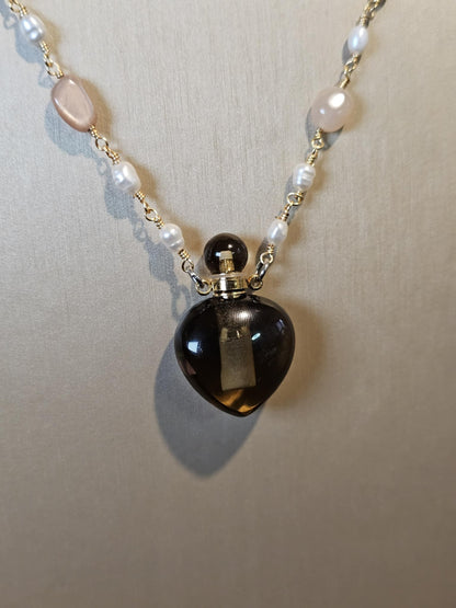 COD:TGP0003 – Collana lunga porta-essenze in quarzo fumé, pietra del sole, perle e ottone