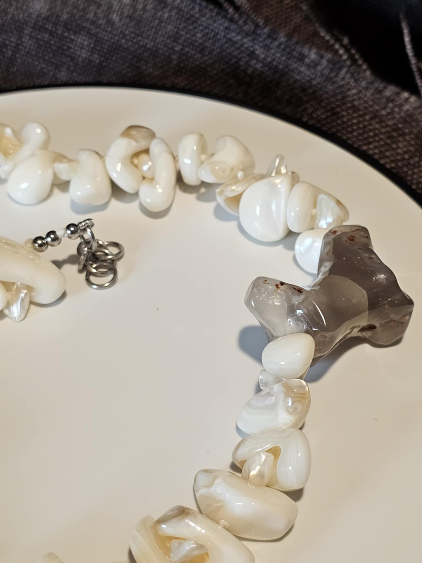 COD: TG0001- Collana – Conchiglia, Perle, Agata Grigia e Acciaio