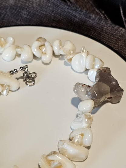 COD: TG0001- Collana – Conchiglia, Perle, Agata Grigia e Acciaio