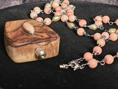 COD:TGP0006 – Collana lunga porta-essenze in legno di ulivo, corallo rosa, perle e argento 925/acciaio