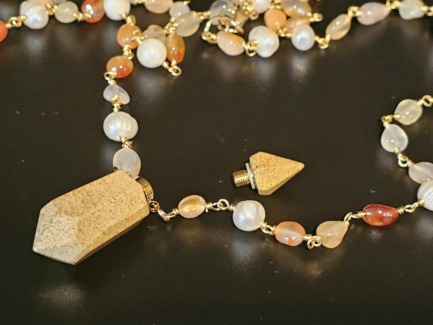 COD:TGP0001 – Collana lunga porta-essenze in agata, perle, pietra paesina e acciaio/ottone