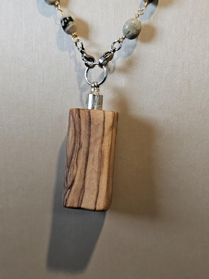 COD:TGP0004 – Collana lunga porta-essenze in legno di ulivo, agata e acciaio/ottone