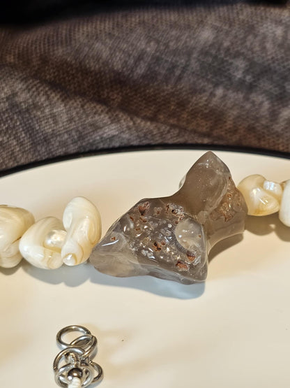 COD: TG0001- Collana – Conchiglia, Perle, Agata Grigia e Acciaio