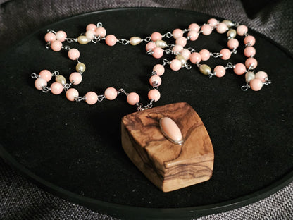 COD:TGP0006 – Collana lunga porta-essenze in legno di ulivo, corallo rosa, perle e argento 925/acciaio