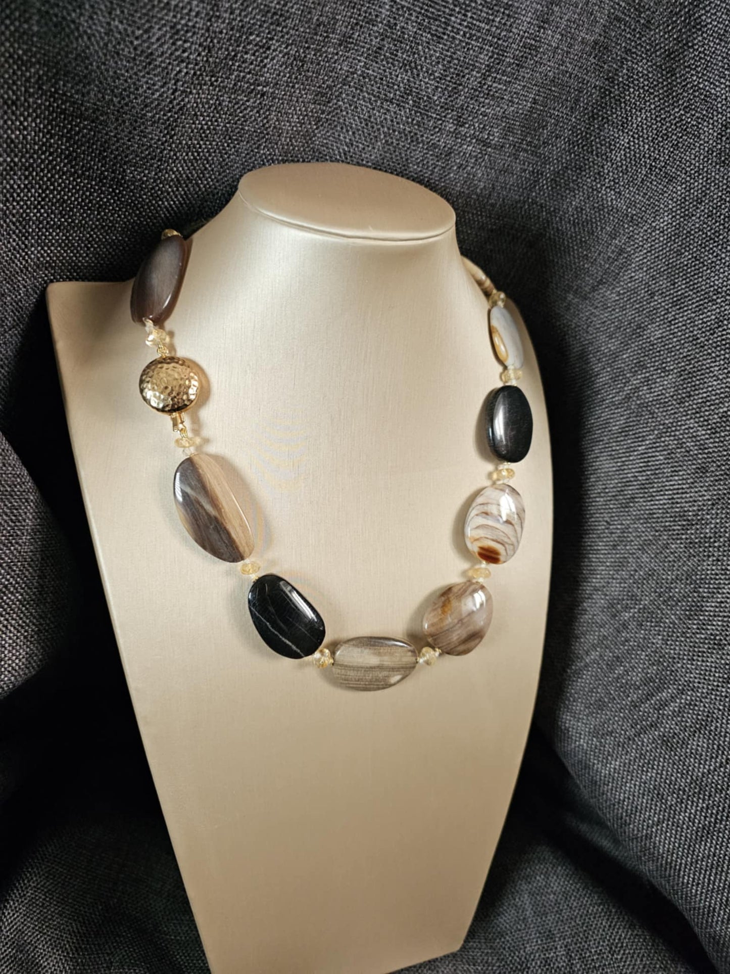 COD:TG0011 – Collana in legno fossile agatizzato, quarzo citrino e argento 925 dorato