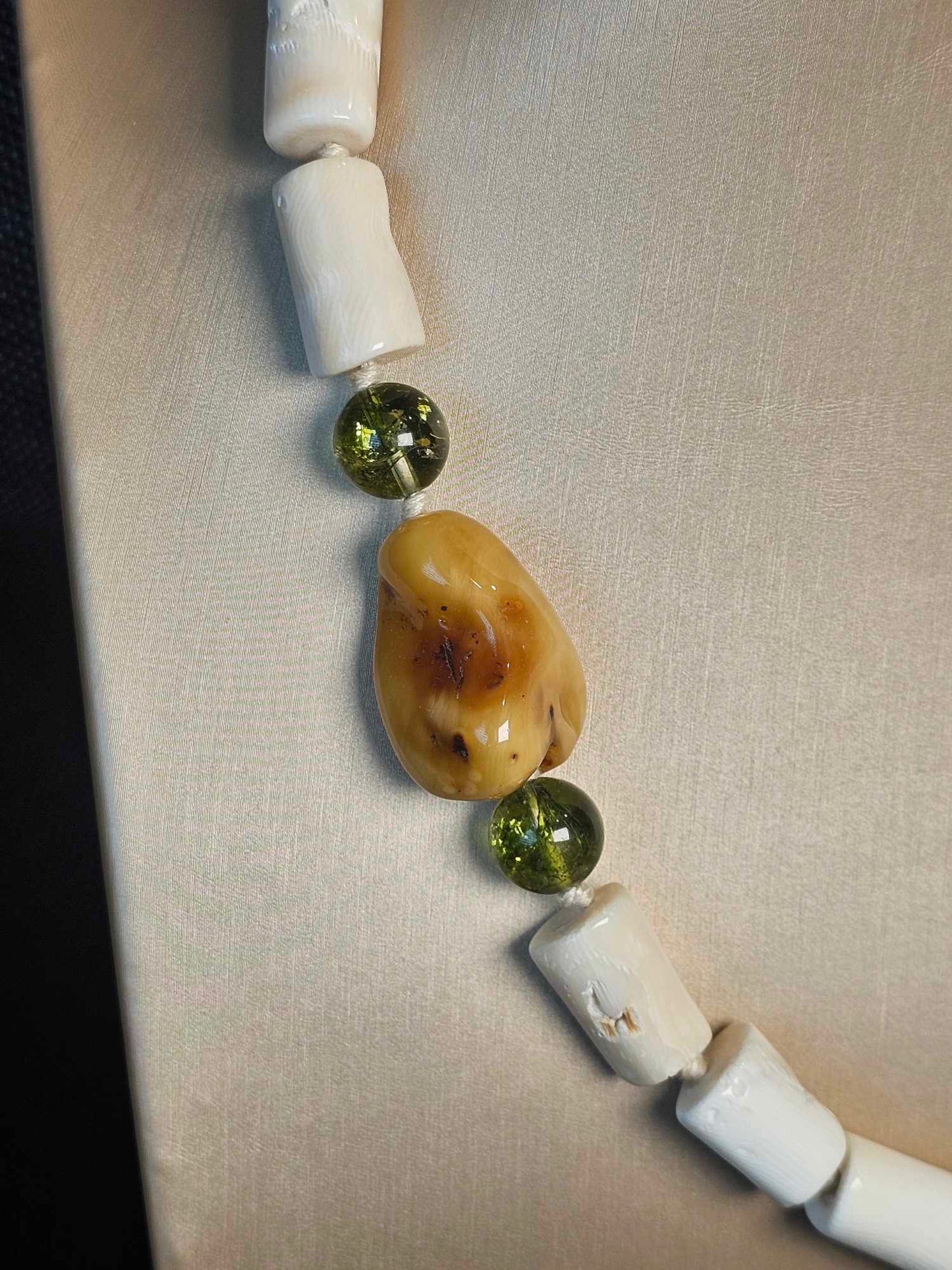 COD: TG0004- Collana – Ambra, Quarzi Verdi, Osso e Acciaio Dorato