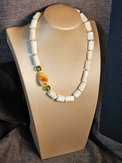 COD: TG0004- Collana – Ambra, Quarzi Verdi, Osso e Acciaio Dorato