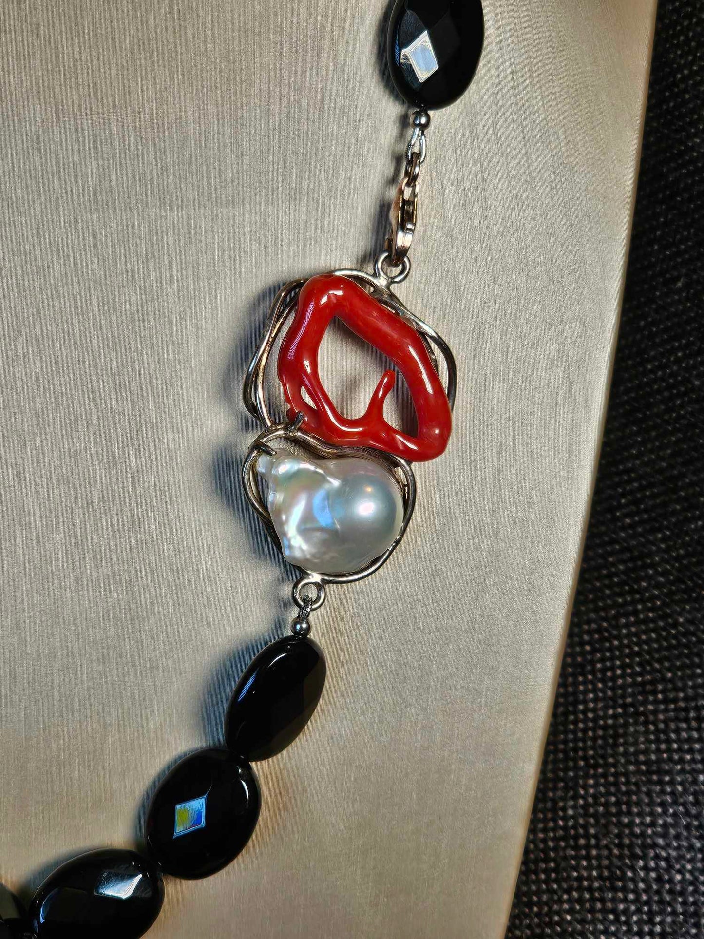 COD: TG0006- Collana – Agata nera, Corallo del Mediterraneo, Perla e Argento 925