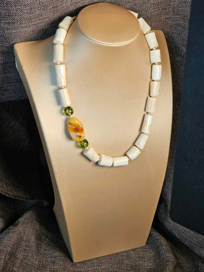 COD: TG0004- Collana – Ambra, Quarzi Verdi, Osso e Acciaio Dorato
