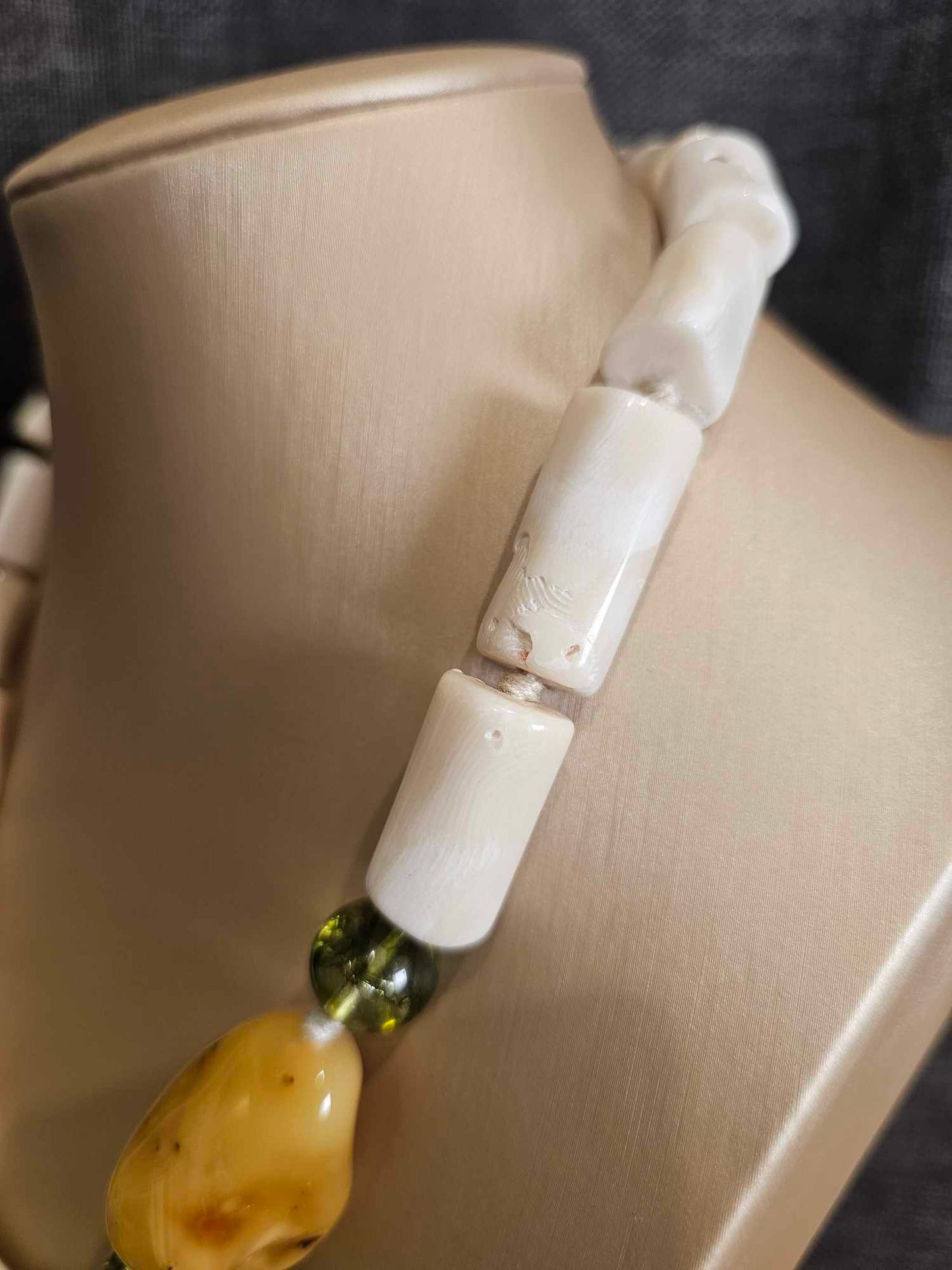 COD: TG0004- Collana – Ambra, Quarzi Verdi, Osso e Acciaio Dorato