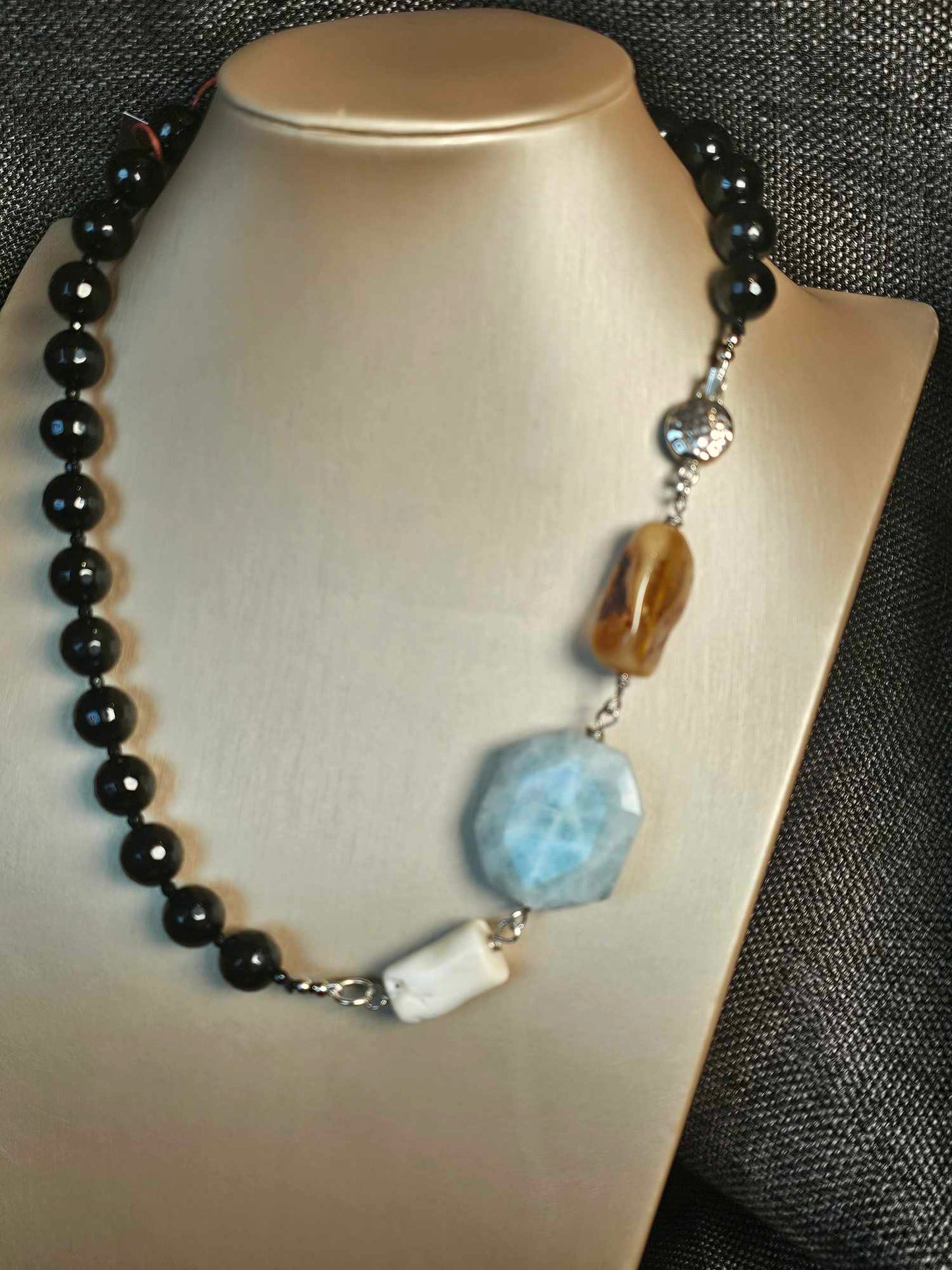 COD: TG0008- Collana – Agata nera, Acquamarina, Ambra, Osso e Argento 925