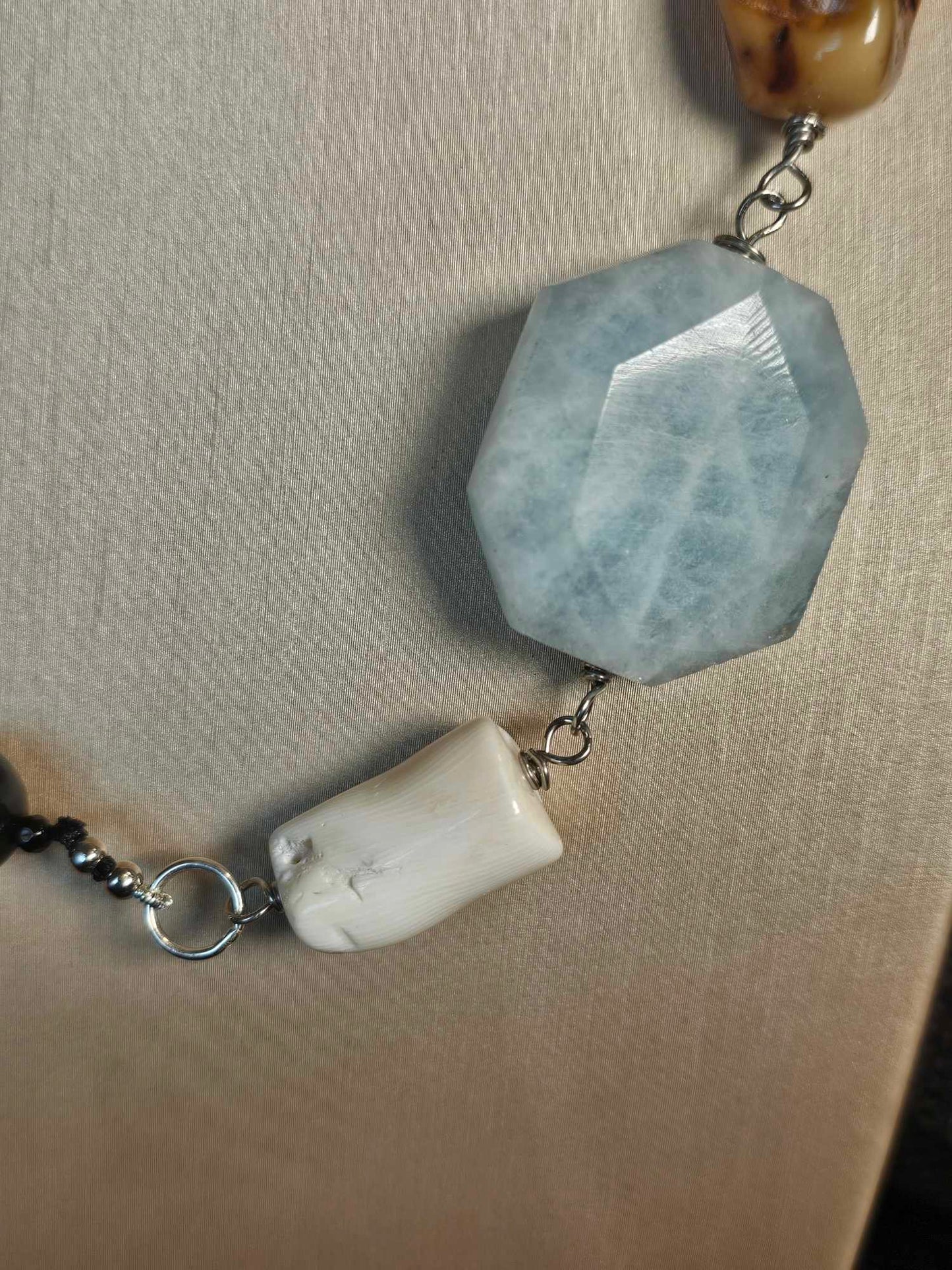 COD: TG0008- Collana – Agata nera, Acquamarina, Ambra, Osso e Argento 925