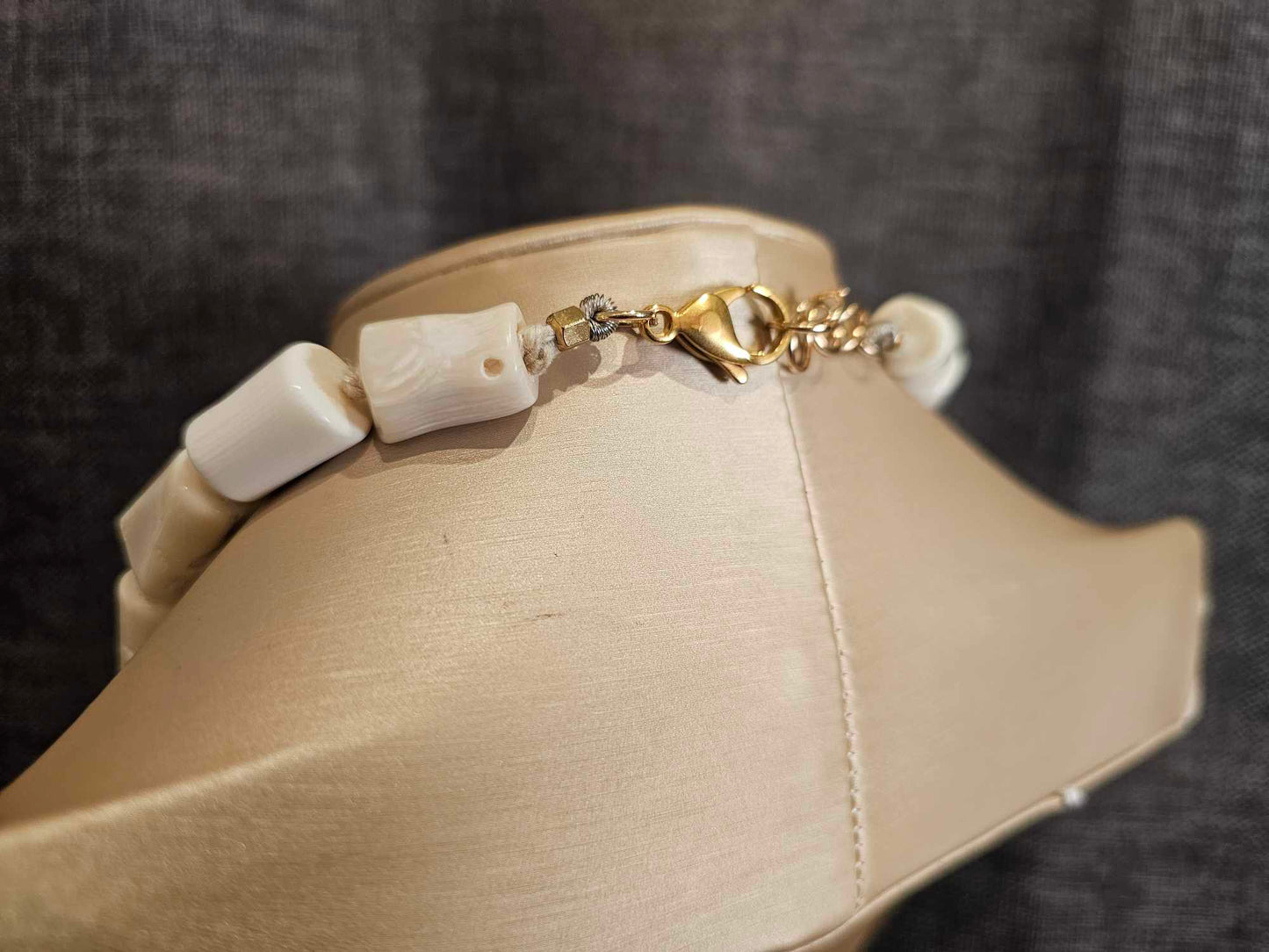 COD: TG0004- Collana – Ambra, Quarzi Verdi, Osso e Acciaio Dorato