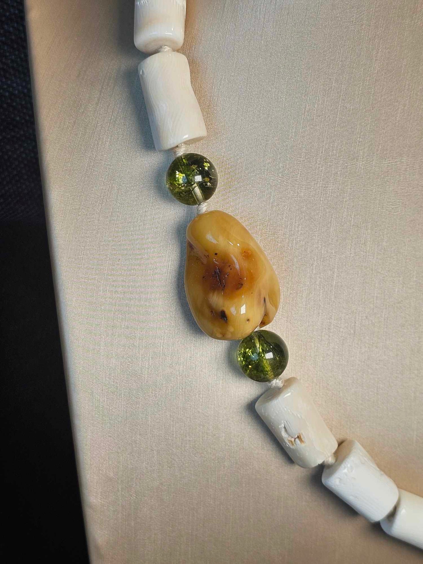 COD: TG0004- Collana – Ambra, Quarzi Verdi, Osso e Acciaio Dorato