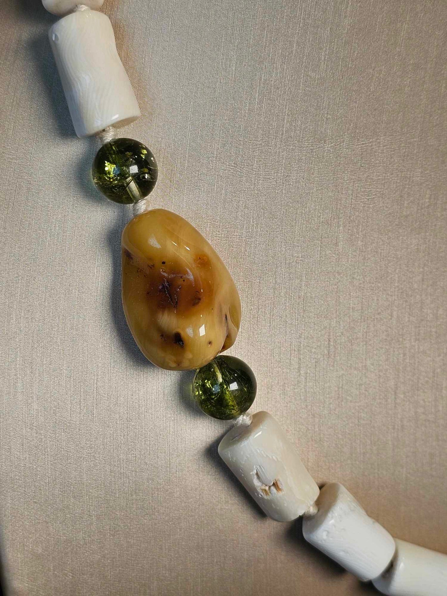 COD: TG0004- Collana – Ambra, Quarzi Verdi, Osso e Acciaio Dorato