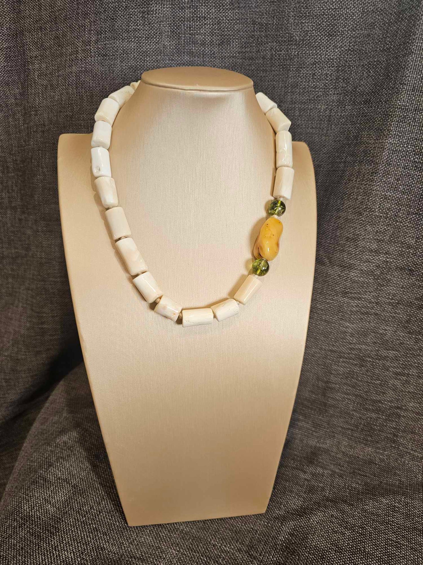 COD: TG0004- Collana – Ambra, Quarzi Verdi, Osso e Acciaio Dorato