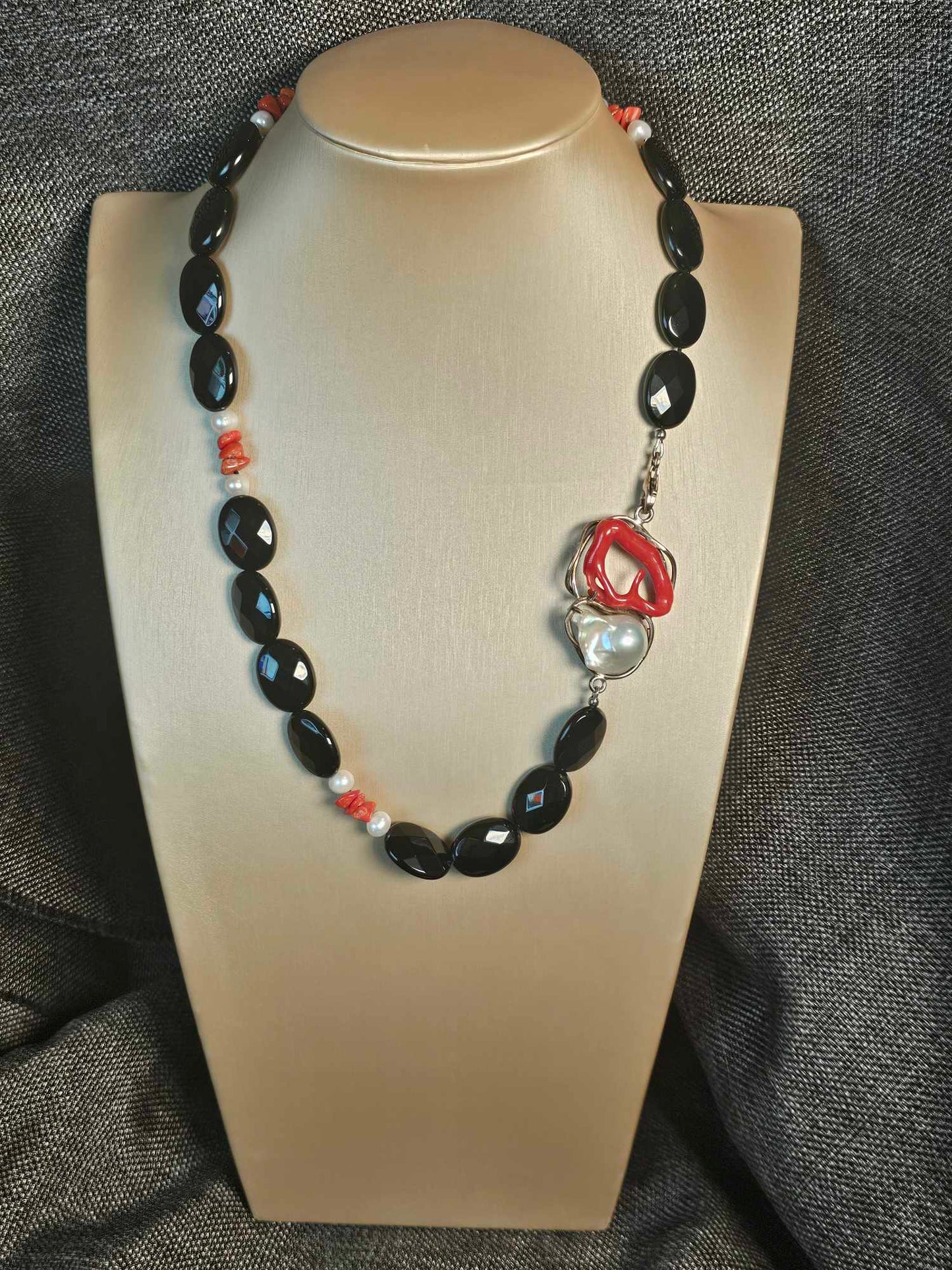 COD: TG0006- Collana – Agata nera, Corallo del Mediterraneo, Perla e Argento 925