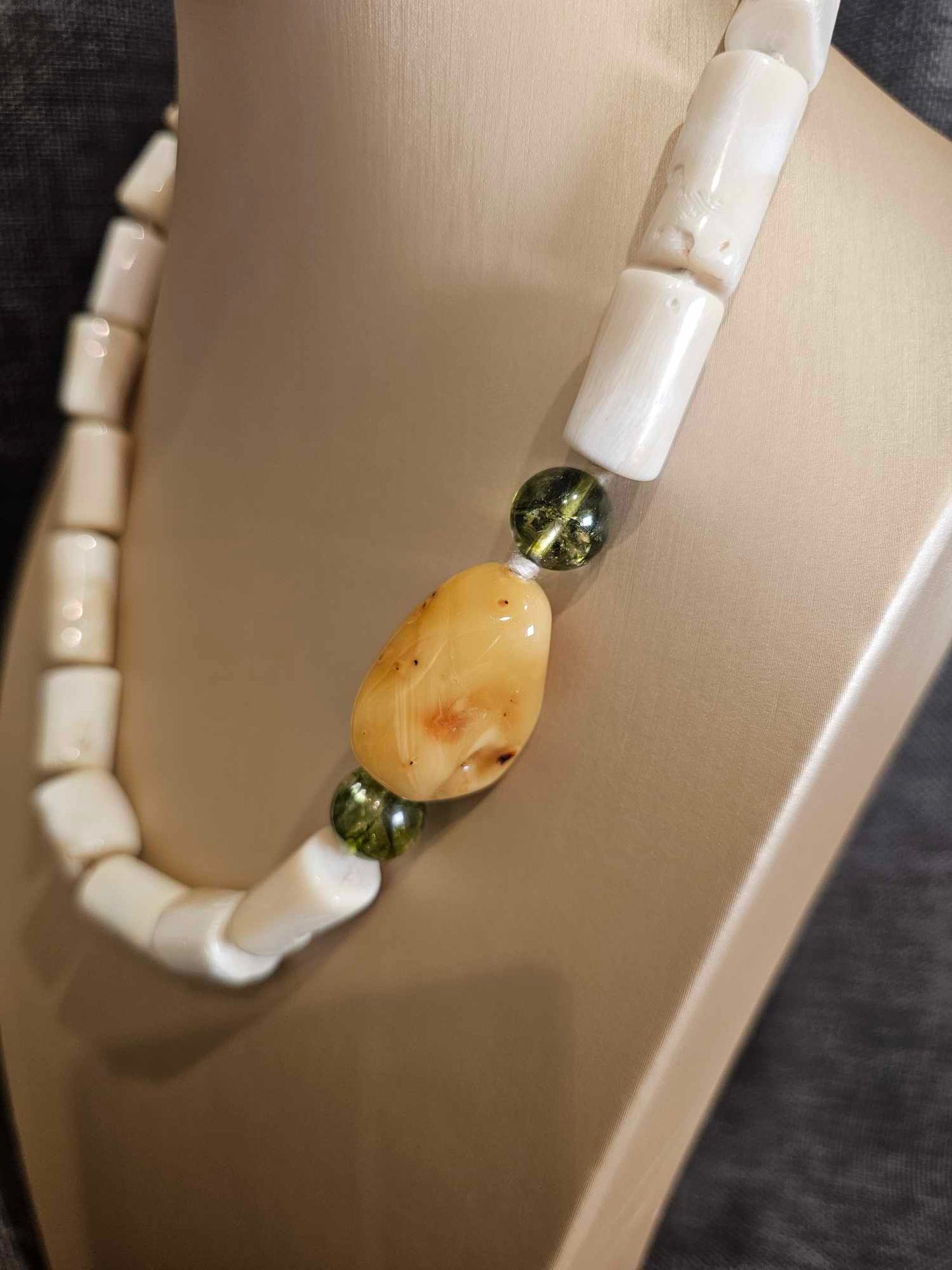 COD: TG0004- Collana – Ambra, Quarzi Verdi, Osso e Acciaio Dorato