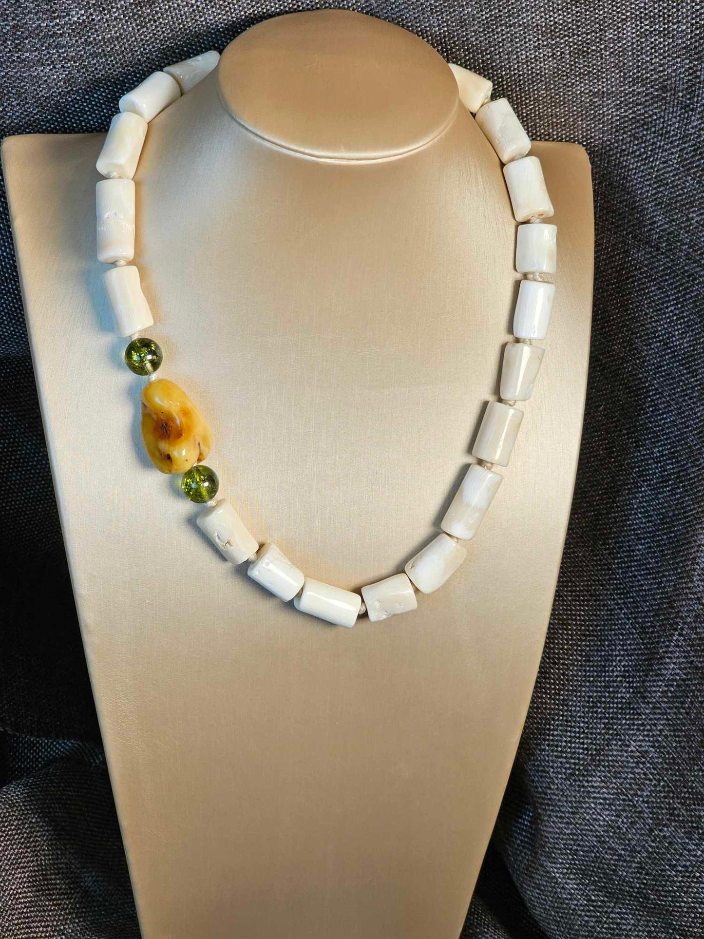 COD: TG0004- Collana – Ambra, Quarzi Verdi, Osso e Acciaio Dorato