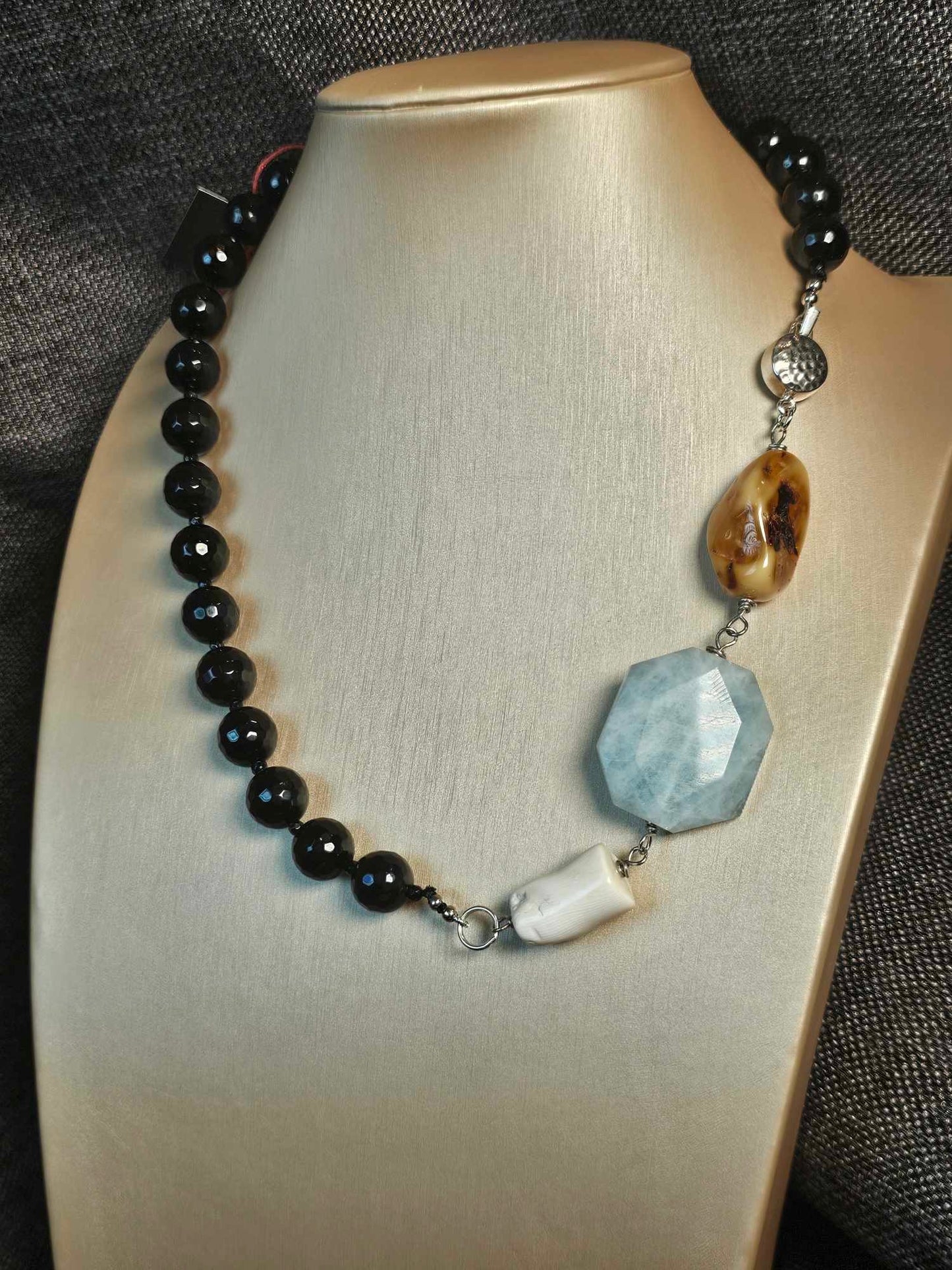 COD: TG0008- Collana – Agata nera, Acquamarina, Ambra, Osso e Argento 925
