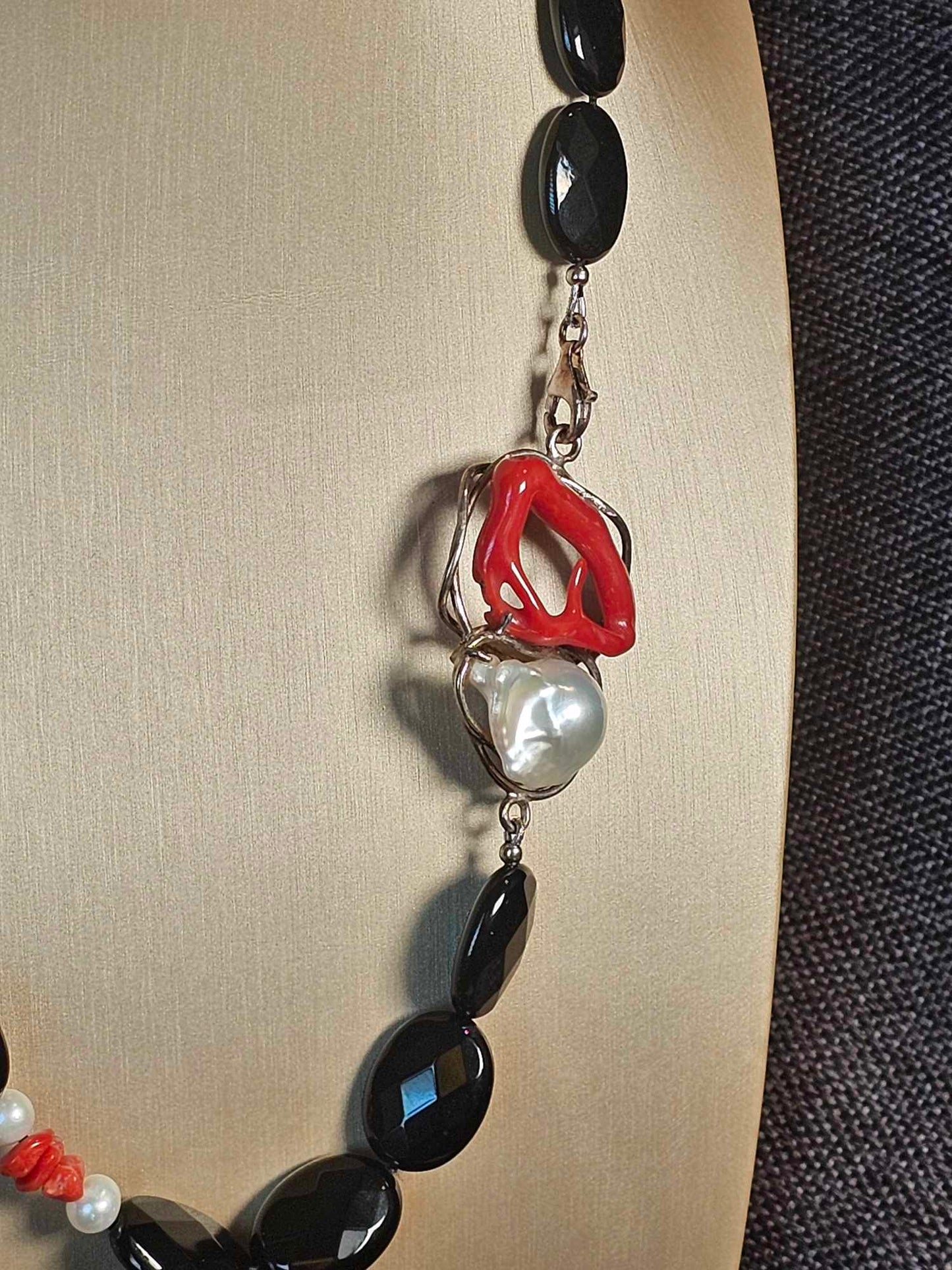 COD: TG0006- Collana – Agata nera, Corallo del Mediterraneo, Perla e Argento 925