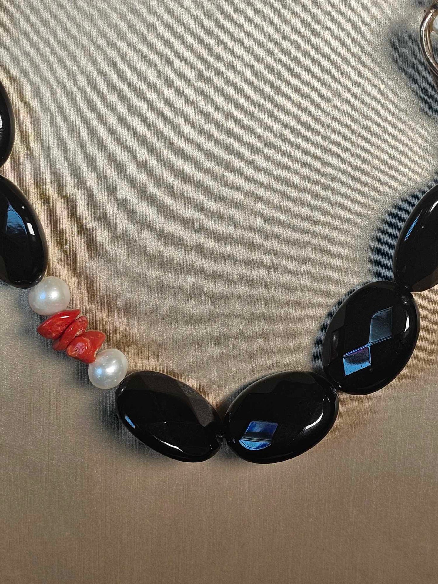 COD: TG0006- Collana – Agata nera, Corallo del Mediterraneo, Perla e Argento 925