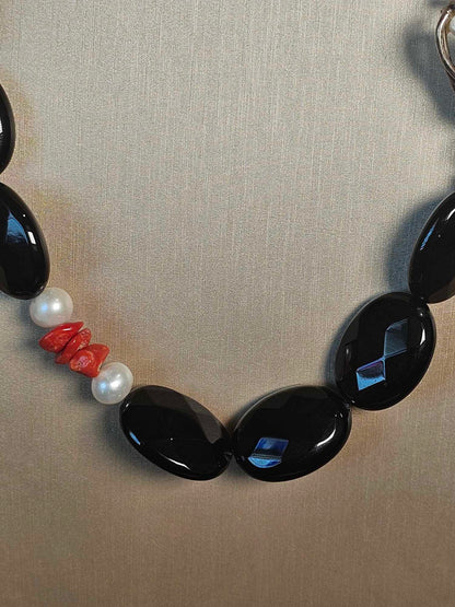 COD: TG0006- Collana – Agata nera, Corallo del Mediterraneo, Perla e Argento 925